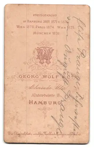 Fotografie Georg Wolf & Co., Hamburg, Alstertwiete 8, Junge Dame in hübscher Kleidung