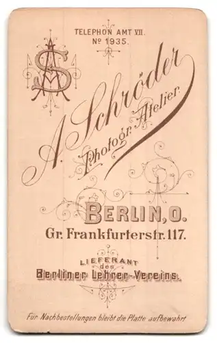 Fotografie A. Schröder, Berlin-O., Gr. Frankfurterstr. 117, Süsses Kleinkind im Kleid sitzt auf Fell