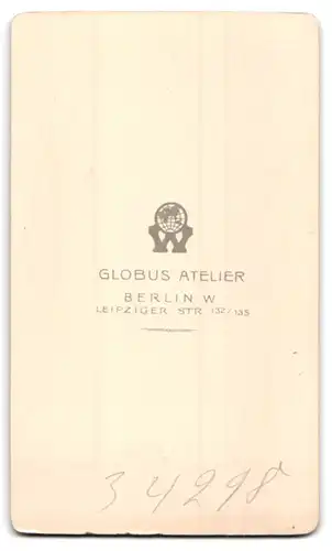 Fotografie Atlier Globus, Berlin-W., Leipziger Str. 132-135, Halbwüchsiger Knabe im Anzug mit Reifen