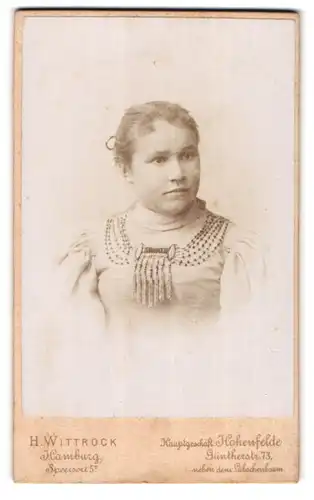 Fotografie H. Wittrock, Hamburg, Speersort 5, Junge Dame mit zurückgebundenem Haar