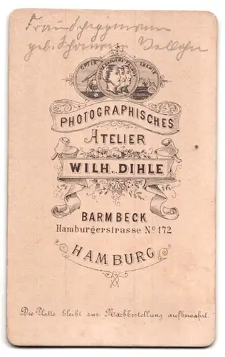 Fotografie Wilh. Dihle, Hamburg-Barmbeck, Hamburgerstr. 172, Junge Dame mit Kragenbrosche und Kreuzkette