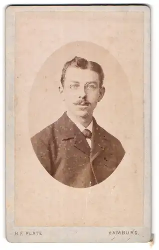 Fotografie H. F. Plate, Hamburg, Gr. Bleichen 46, Junger Herr mit Brille und Oberlippenbart