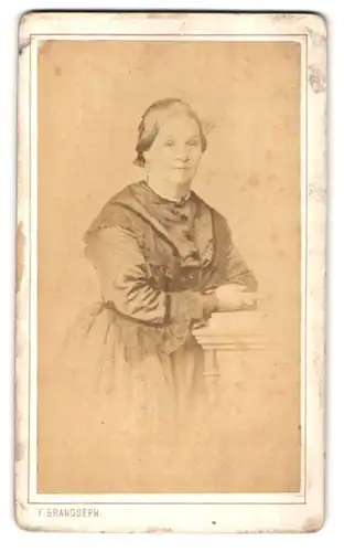 Fotografie F. Brandseph, Stuttgart, Ältere Dame im zeitgenössischen Kleid