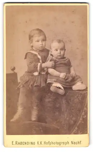 Fotografie E. Rabending, Frankfurt a. M., Bleichstr. 28, Kleiner Junge im Kleid mit einem Kleinkind