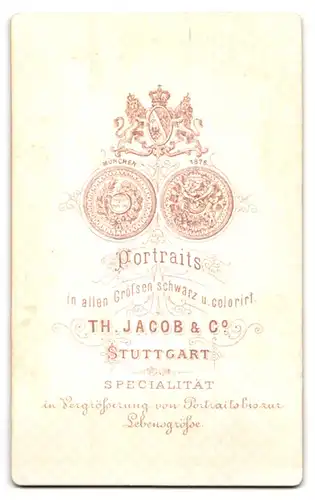 Fotografie Th. Jacob & Co., Stuttgart, Junge Dame mit Kragenbrosche