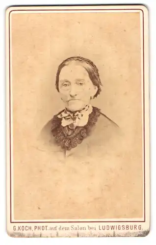 Fotografie G. Koch, Ludwigsburg, Ältere Dame mit Haube und Kragenbrosche