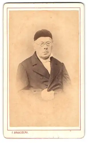 Fotografie G. Brandseph, Stuttgart, Älterer Herr im Anzug mit Brille