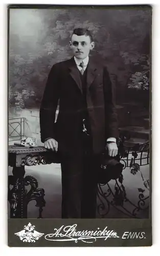 Fotografie A. Strassnicky, Enns, Junger Herr im Anzug mit Krawatte