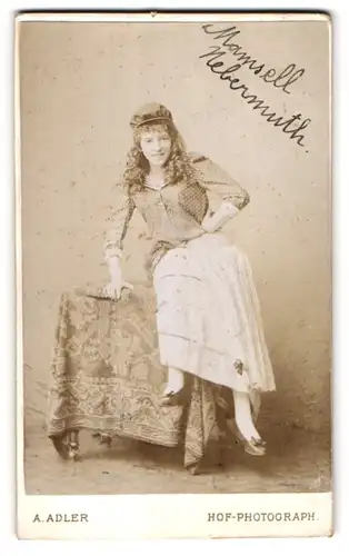 Fotografie A. Adler, Dresden, Victoriastr. 22, Junge Dame in gepunkteter Bluse und Rock