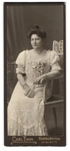 Fotografie Carl Timm, Harburg a. Elbe, Lindenstr. 18, Bürgerliche Dame im Kleid mit Fächer