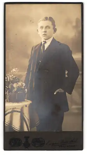 Fotografie Eugen Rosenthal, Weisswasser /O.-L., Bahnhofstr., Junger Herr im Anzug mit Krawatte