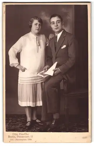 Fotografie Otto Hoeffke, Berlin, Prinzenstr. 11, Junges Paar in modischer Kleidung mit Zeitung