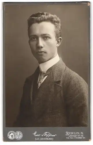Fotografie Max Steffeur, Berlin-N., Lothringer-Str. 54, Junger Herr im Anzug mit Krawatte