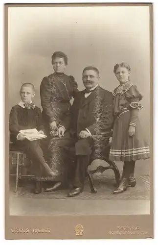 Fotografie Atelier Globus, Berlin-C., Rosenthaler Str. 27-31, Bürgerliches Paar mit einem Sohn und einer Tochter