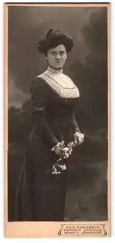 Fotografie Aug. Kaegbein, Arnswalde, Bahnhofst. 6 b, Junge Dame im modischen Kleid mit Blumen