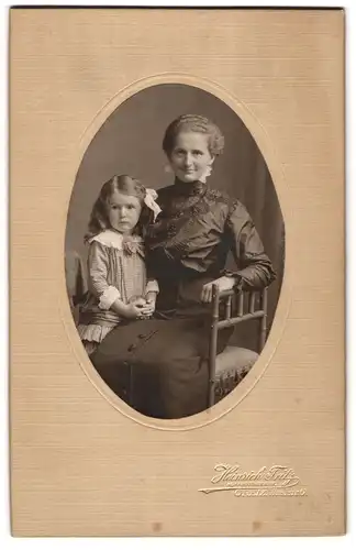 Fotografie Heinrich Fritz, Greiz, Weststr. 6, Bürgerliche Dame und Mädchen mit Ball