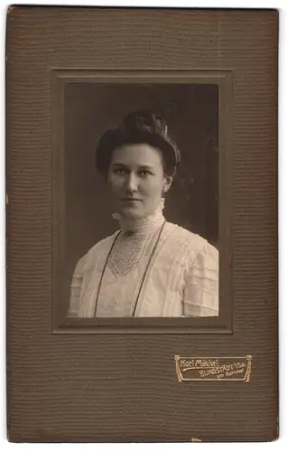 Fotografie Karl Mäckel, Burgstädt i /Sa., Junge Dame mit Hochsteckfrisur und Kragenbrosche