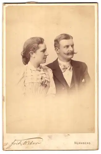 Fotografie Fritz Weber, Nürnberg, Spittlertorgraben 45, Junges Paar in modischer Kleidung