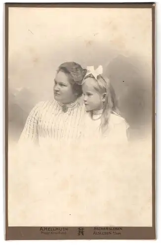 Fotografie A. Hellmuth, Aschersleben, Bürgerliche Dame mit einem Mädchen