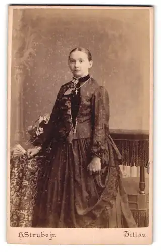 Fotografie H. Strube, Zittau, Hospitalstrasse 2, Junge Frau im edlen Kleid