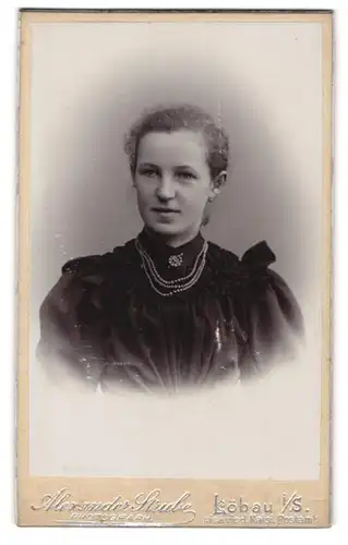 Fotografie Alexander Strube, Löbau i. Sa., Junge Frau im feinen dunklen Kleid