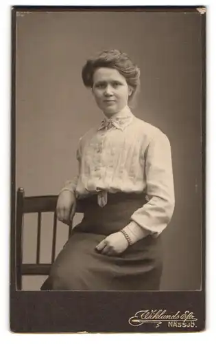 Fotografie Wiklunds, Nässjö, Sitzende junge Frau in edler Bluse