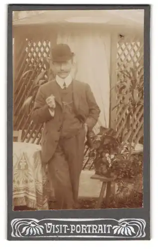 Fotografie Visit-Portrait, Ort unbekannt, Mann im feinen Anzug, mit Melone und Brille