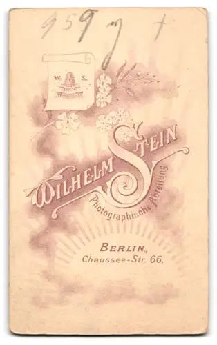 Fotografie Wilhelm Stein, Berlin, Chausseestrasse 66, Blasses Kleinkind in Sofa sitzend