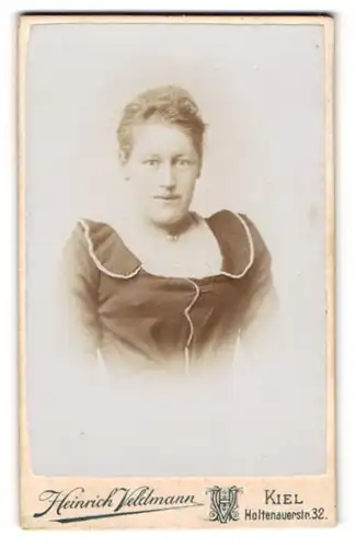 Fotografie Heinrich Veldmann, Kiel, Holtenauerstrasse 32, Frau im adretten Kleid