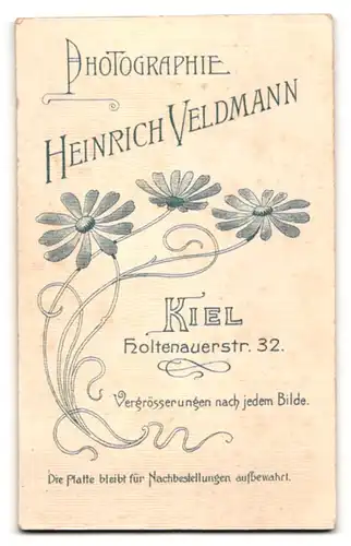 Fotografie Heinrich Veldmann, Kiel, Holtenauerstrasse 32, Frau im adretten Kleid