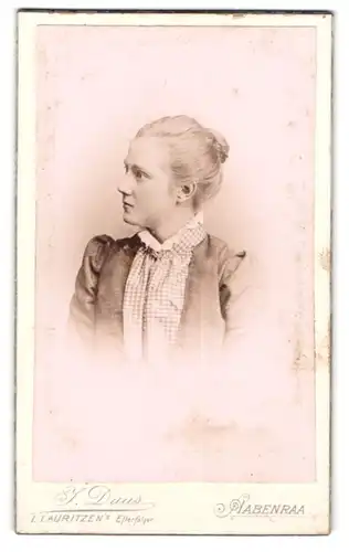 Fotografie I. Duus, Aabenraa, Storegade 41, Junge fein gekleidete Frau im Profil