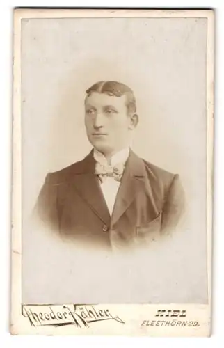 Fotografie Theodor Kähler, Kiel, Fleethörn 29, Junger Mann mit adretter Kleidung und Frisur