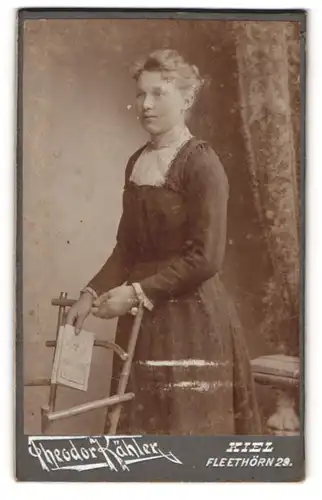 Fotografie Theodor Kähler, Kiel, Fleethörn 29, Feine junge Dame mit Buch in der Hand