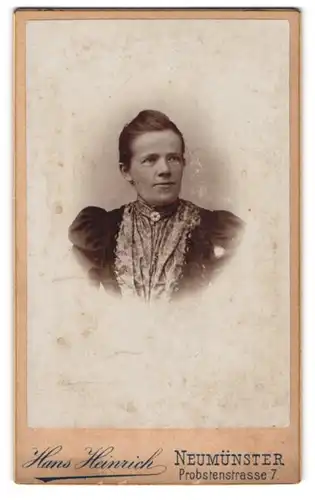 Fotografie Hans Heinrich, Neumünster, Probstenstrasse 7, Ältere Dame in edlem Kleid