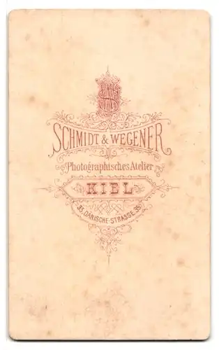 Fotografie Schmidt&Wegener, Kiel, Dänische-Strasse 35, Junge Frau mit feinem Kleid und Kopfschmuck