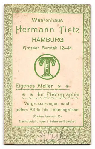 Fotografie Hermann Tietz, Hamburg, Gr. Burstah 12, Ernste Dame in Samt-Oberteil und Schmuck