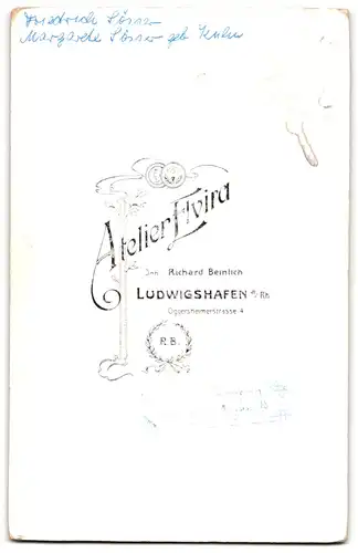 Fotografie Atelier Elvira, Ludwigshafen a. Rh., Oggersheimerstrasse4, Älteres Paar in zeitgenössischer Kleideung