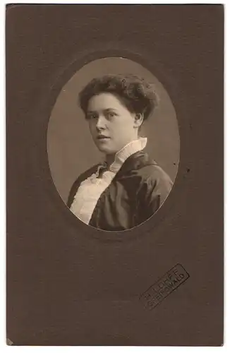 Fotografie H. Lohff, Greifswald, Junge Frau mit Spitzenbluse