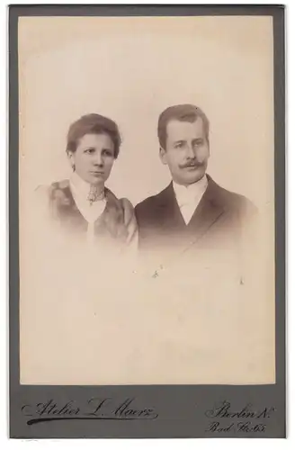 Fotografie Atelier L. Maerz, Berlin N., Bad Strasse 65, Frau mit Medaillon und Herr mit Stehkragen