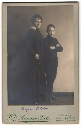 Fotografie Hermann Tietz, Berlin S.W., Leipziger-Strasse 46-49, Streng blickende Mutter mit ihrem Sohn