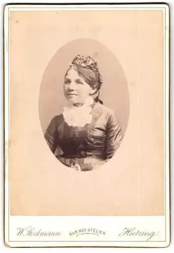 Fotografie W. Stockmann, Hietzing, Alleegasse 40, Ältere Frau mit kunstvoller Duttfrisur und Spitzen-Schmuckkragen