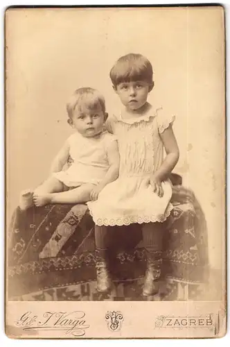 Fotografie G. & I. Varga, Zagreb, Ilica 34, Zwei kleine Kinder in heller Kleidung