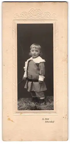 Fotografie G. Held, Schorndorf, Kleines Kind mit Prinz Eisenherz-Frisur