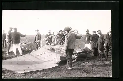 Foto-AK Reparatur eines Propellerflugzeugs