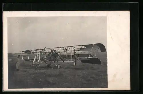 Foto-AK Untersuchung eines zerstörten Flugzeugwracks durch einen Soldaten