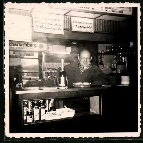 Fotografie Imbiss-Bude, Wirt hinter dem Tresen einer Berliner Wurstbude 1965