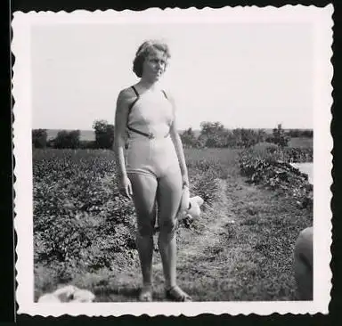 Fotografie Frau im Badeanzug am Ufer eines Schwimmteiches