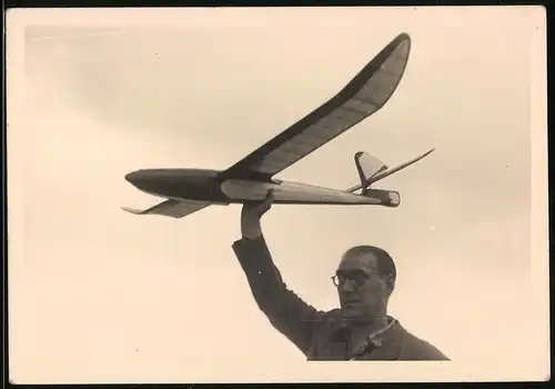 Fotografie Modell-Segelflug, Mann wirft Segelflugzeug-Modell
