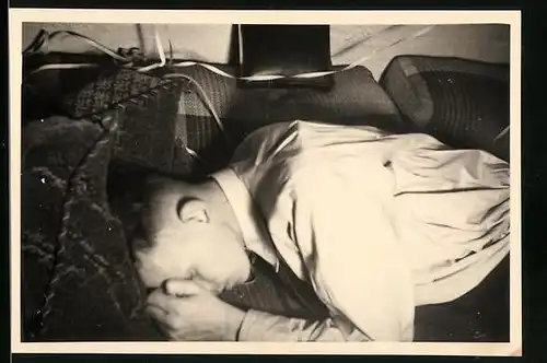 Fotografie Sylvesterfeier, junger Mann ist auf dem Sofa eingeschlafen