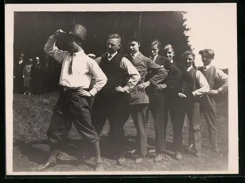 Fotografie Studenten bei einer Feier im Park tanzend in einer Reihe